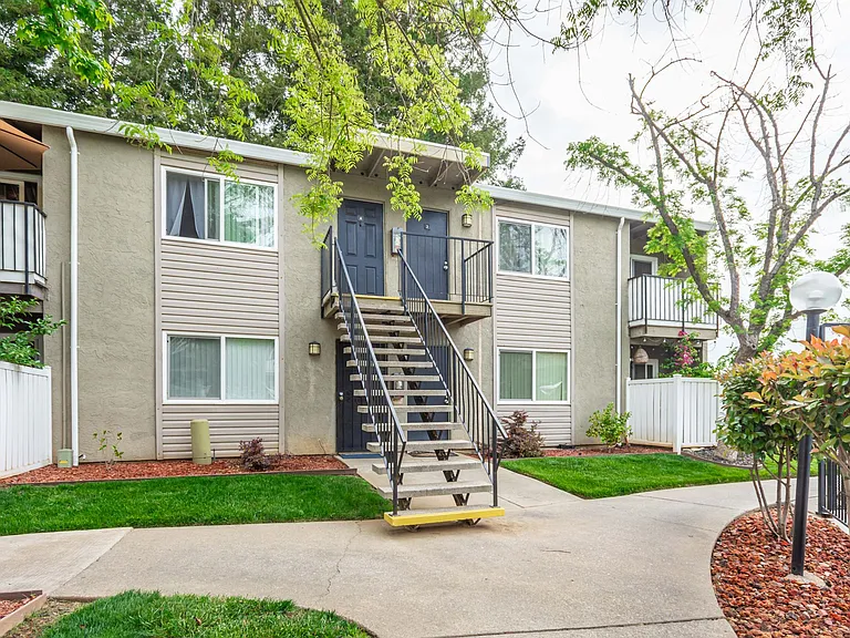 Gold Creek Apartments — Photo 11