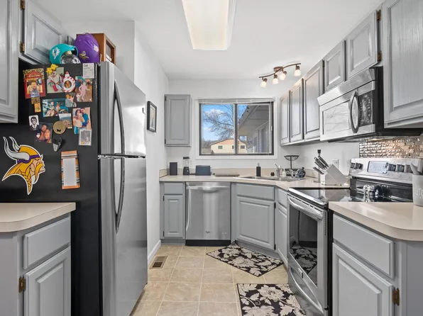 8505 S Pond Trl, Champlin, MN 55316