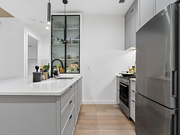 5th image of 323 Lenox Rd APT 4F