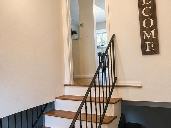 3rd image of 425 Towhee St