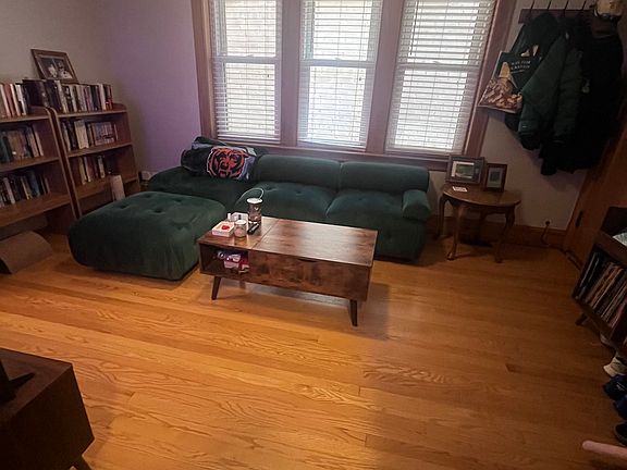3rd image of 1835 N Hermitage Ave APT 1R