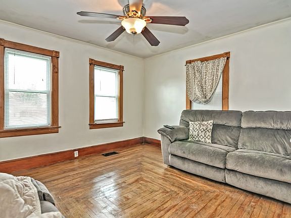 3rd image of 575 Bay St