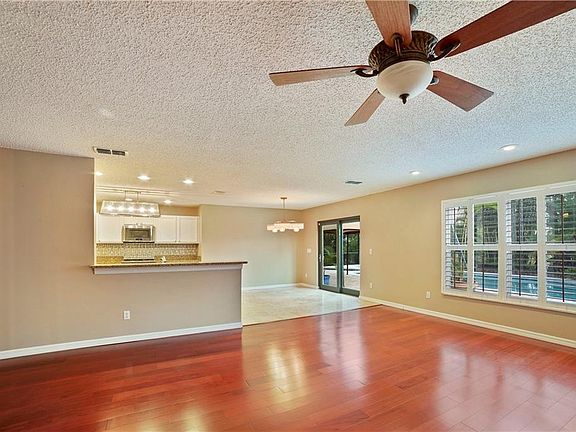 5th image of 1043 Horseshoe Falls Dr
