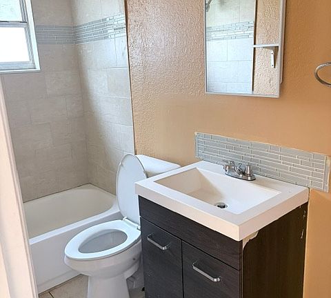 2nd image of 9413 N Mulberry St #B