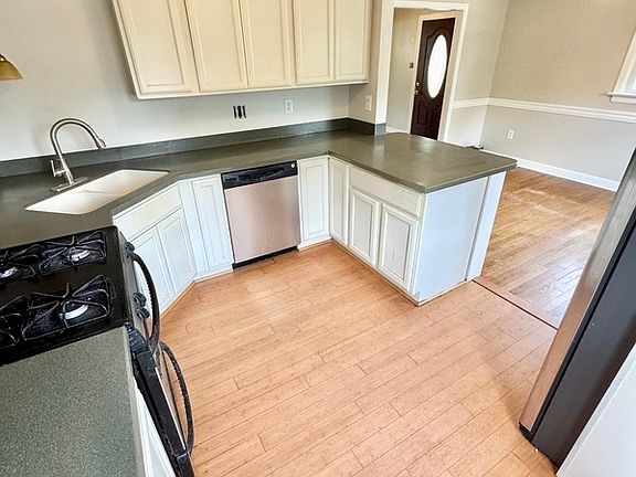 5th image of 6013 Newington Dr