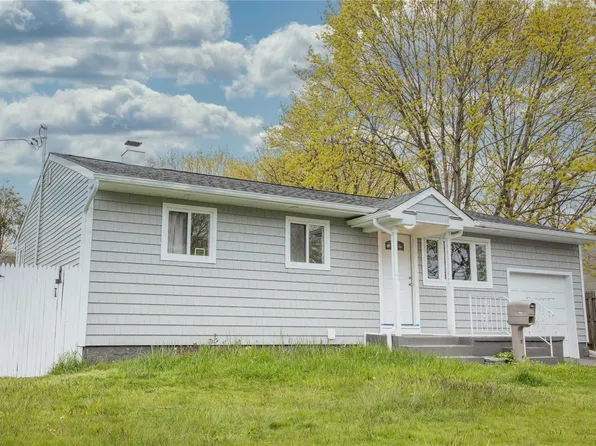 195 Elm Dr, Bay Shore, NY 11706