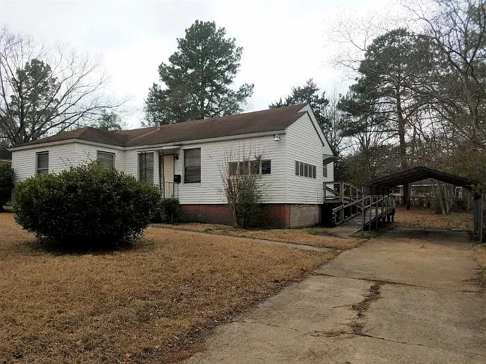 3 bed, 1325 sqft, $825 — Photo 1