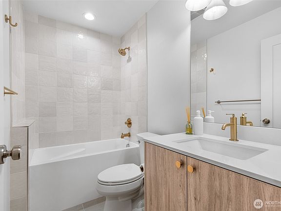 4th image of 12314 14th Avenue NE #B