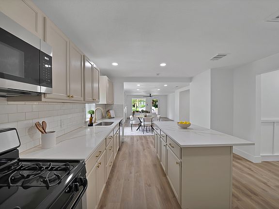 5th image of 2742 Burlington Blvd
