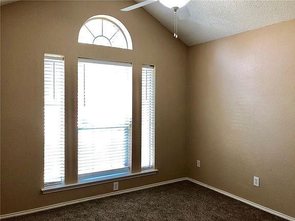 3rd image of 407 Dakota Dr