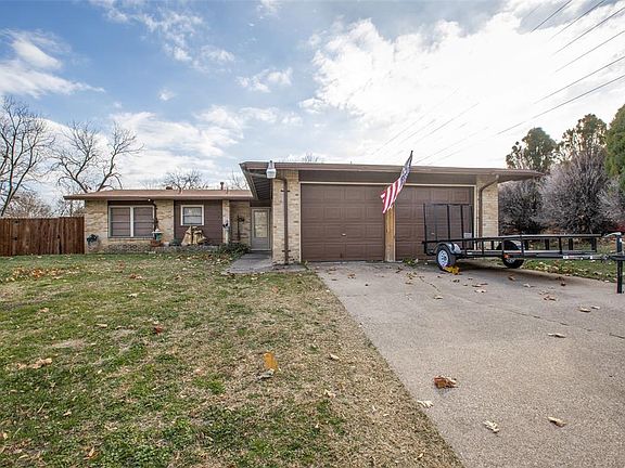 2nd image of 2202 Huntington Dr