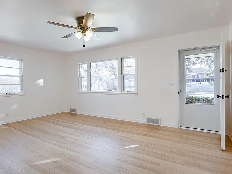 5312 N 48th Ave — Photo 3