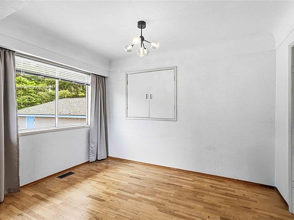 5th image of 993 McCallum Rd