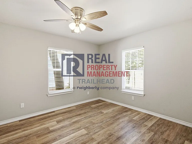 1590 W Long St — Photo 12
