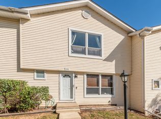 205 Raintree Ct, Aurora, IL 60504