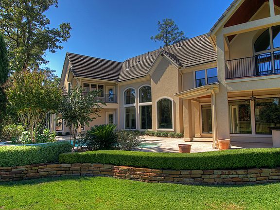 Outdoor living area w/summer kitchen inc. grill