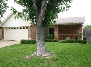 235 Lantana Dr, Arlington, TX 76018