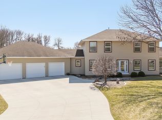 1975 Oakview Dr, Neenah, WI 54956