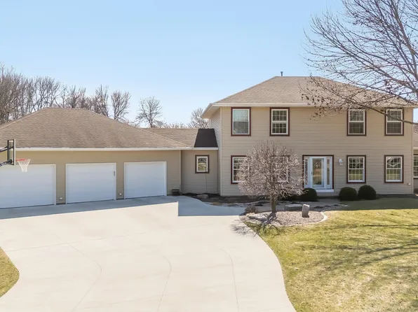 1975 Oakview Dr, Neenah, WI 54956