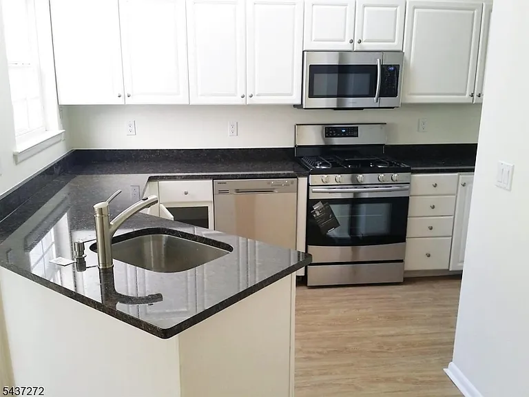 1310 Grandview Ct — Photo 5