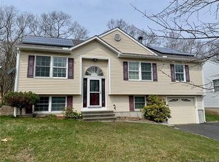 77 Hunting Ridge Dr, Groton, CT 06355