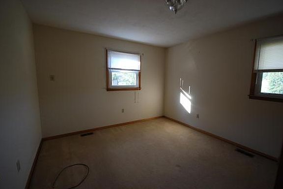 5th image of 109 Fairwood St