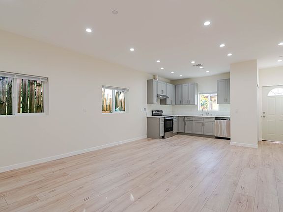 2nd image of 10526 Hillhaven Ave