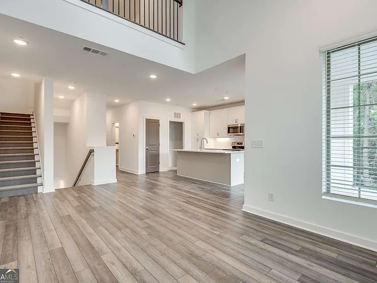 513 Burton Dr — Photo 6