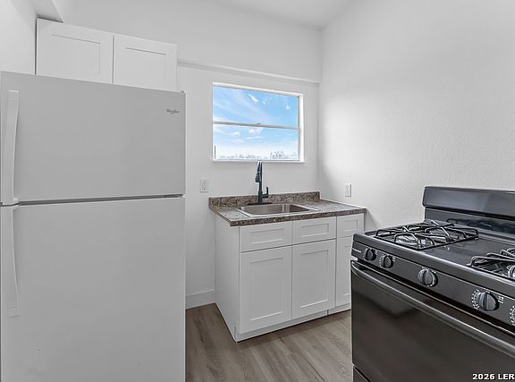 5th image of 146 Fairview Ave #2-3