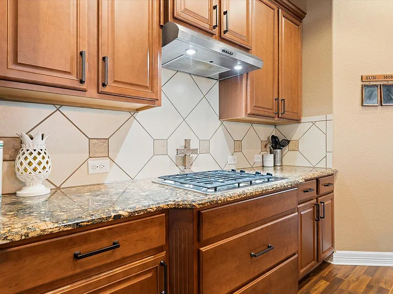 916 Easton Dr — Photo 8