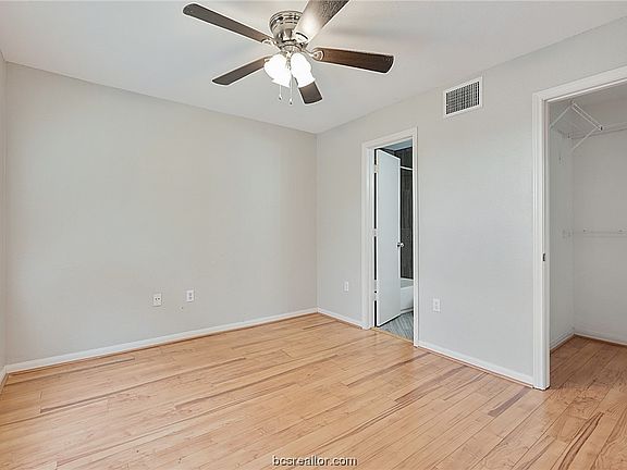4th image of 529 Sw Pkwy #204