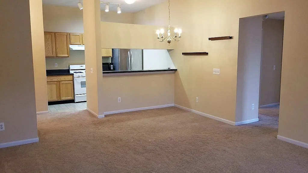 2764 S Knightsbridge Cir photo 1