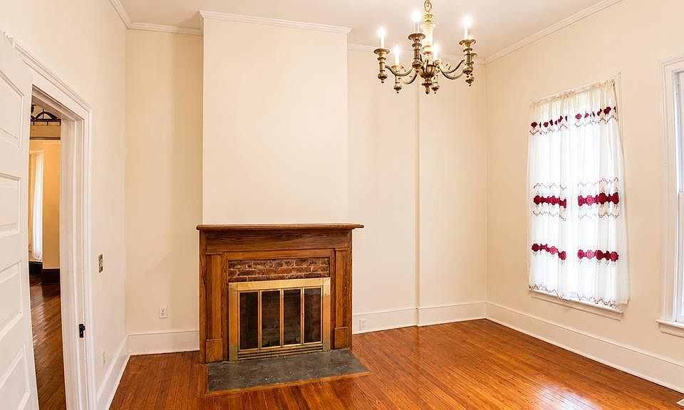 10th image of 510 N Main St