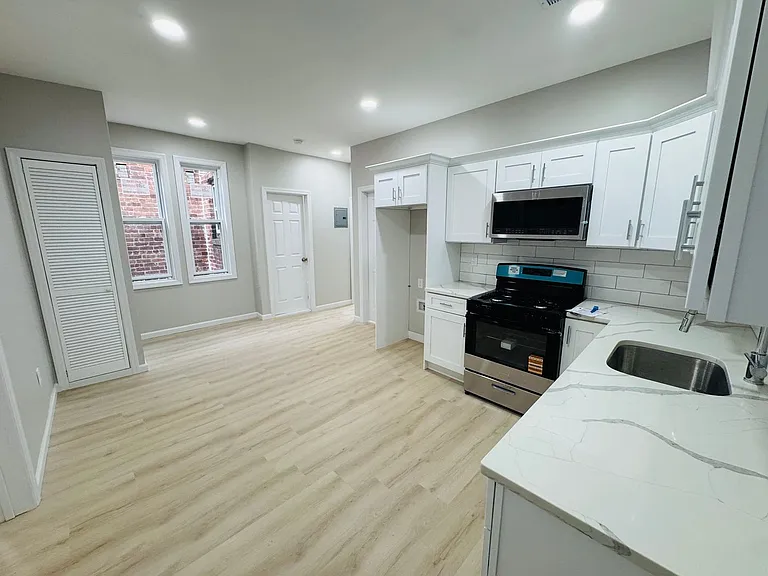 53-55 Henry St #57 — Photo 28