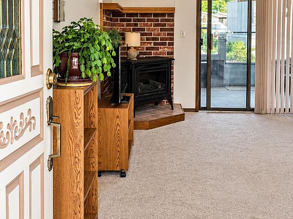 3rd image of 33 W Tamarack Cir