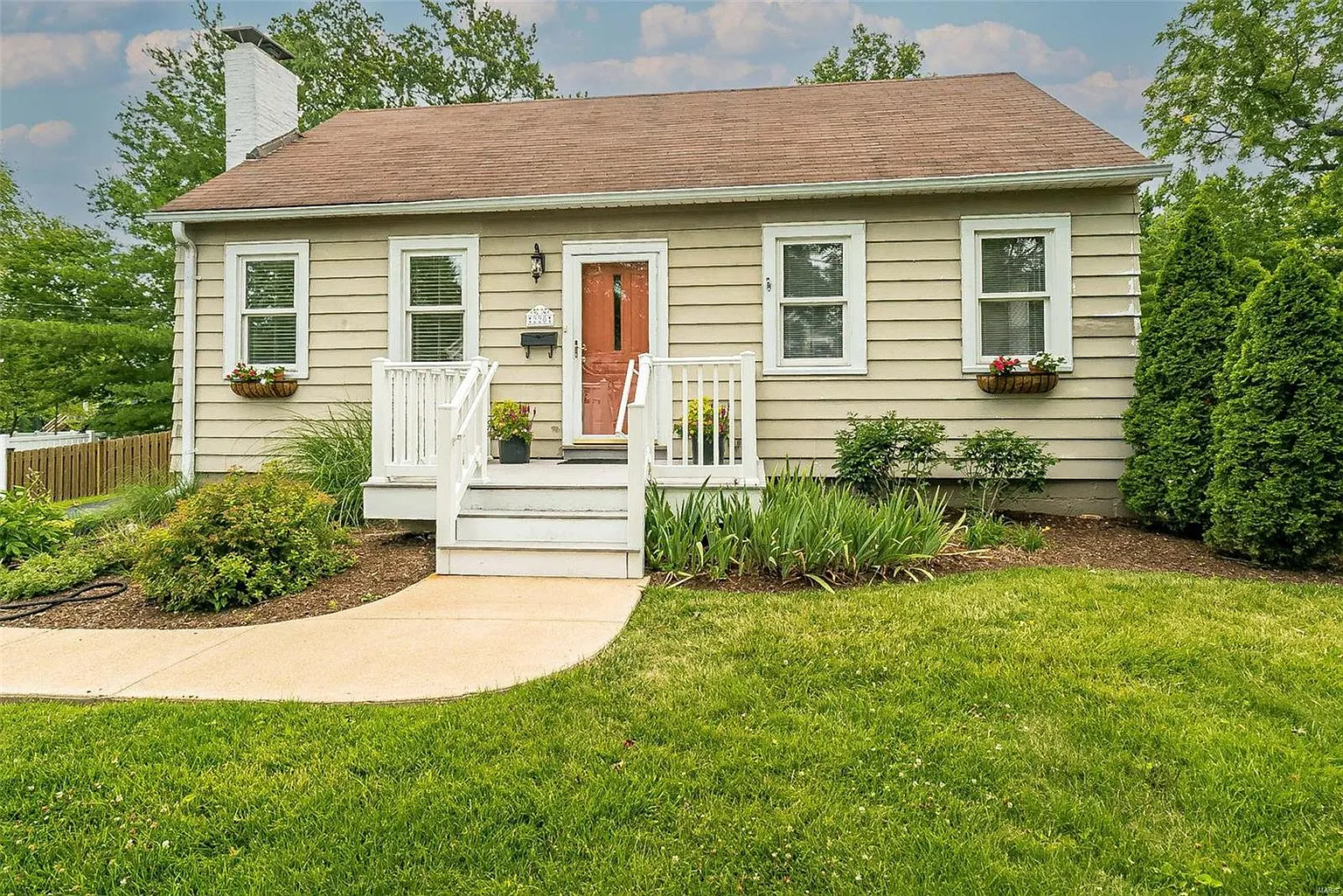 220 Frieda Ave photo 1