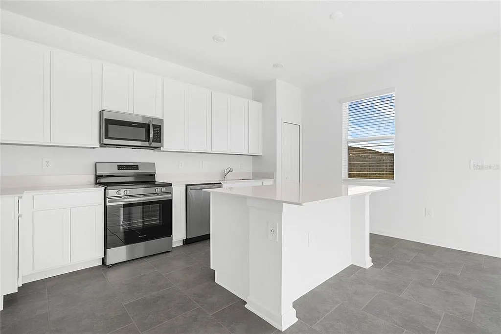 3 bed, 2.5 bath, 1700 sqft, $2,050 — Photo 3