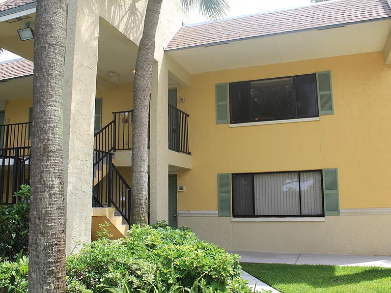 310 Meadows Cir — Photo 16