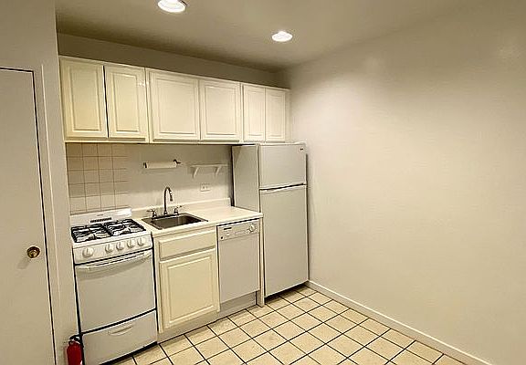 3rd image of 212 E 83rd St APT 4A