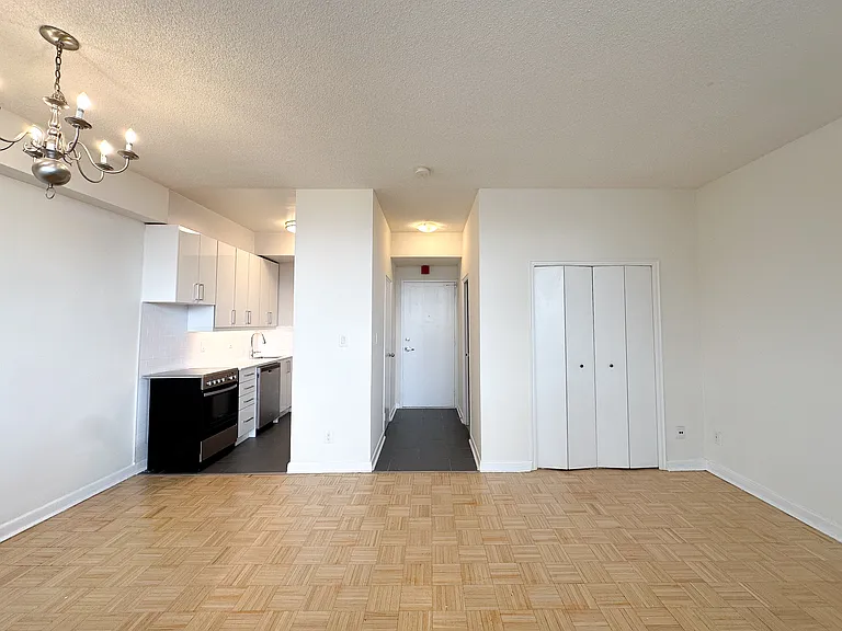 199 Roehampton Ave — Photo 6