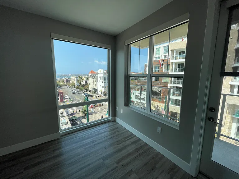 569 W Date St #502 — Photo 31