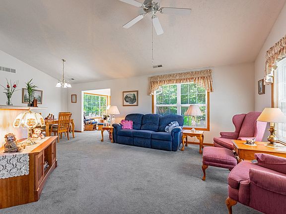 5th image of 233 Lilac Ln