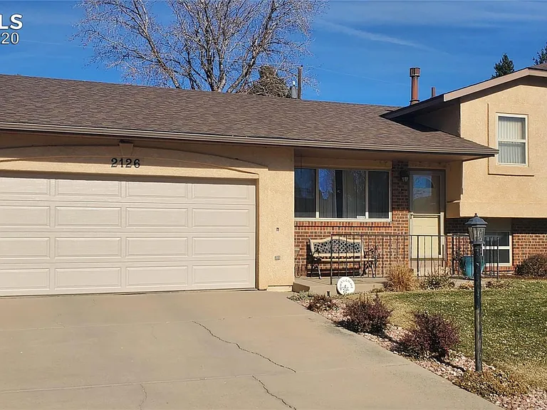 2126 Lander Cir — Photo 2