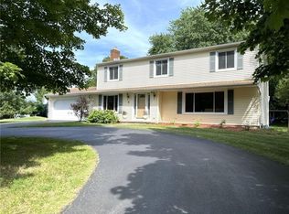 8 Terrain Dr, Rochester, NY 14618
