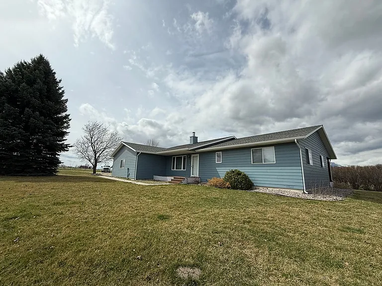 1687 Simpson Ln — Photo 2