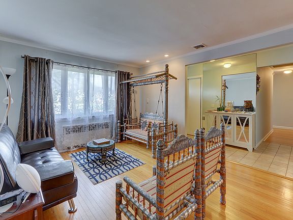 5th image of 19 Oak Ln