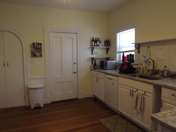 Eat in kitchen and lots of counter and cabinet space