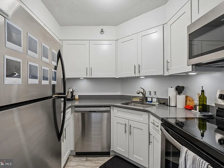 2020 Walnut St #12F — Photo 5