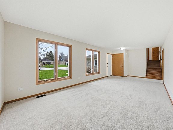 4th image of 10 Joyce Ct