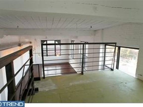 Mezzanine (den/storage)